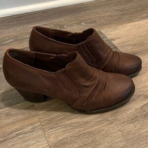Baretraps Women's Reagen Boot Size 8 Brown Vegan Leather Block Heel Shootie